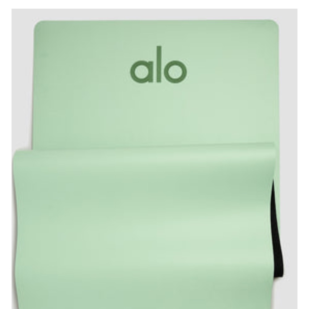 Brand new ALO YOGA Warrior Mat in Honeydew